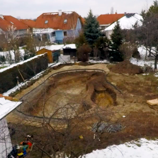 Aushub eines Schwimmteich Zu sehen ist der fertige Aushub eines Schwimmteiches nach erledigter Baggerarbeiten.