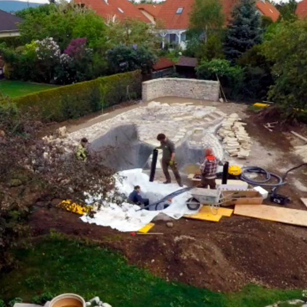 Installation der Filteranlage Bei diesem Arbeitsschritt sieht man wie die Filteranlage installiert wird.