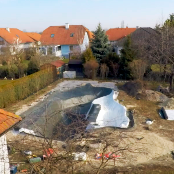 Folierung Schwimmteich Zu sehen ist der ausgebaggerte Schwimmteich wo bereits die Folie verlegt ist.