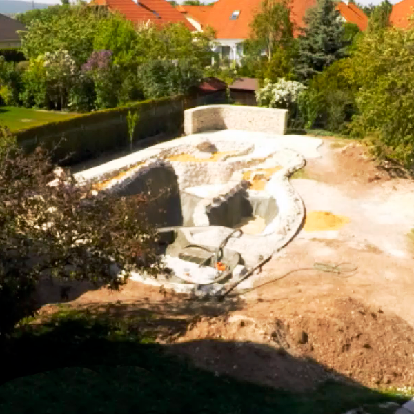 Auffüllen der Randbereiche mit Kies Die Randbereiche des Schwimmteiches werden mit Kies aufgefüllt.