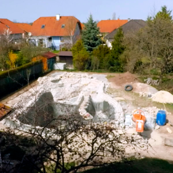 Randeinfassung Schwimmteich Der Rand des Schwimmteiches wird eingefasst und der Einsteig gestaltet.