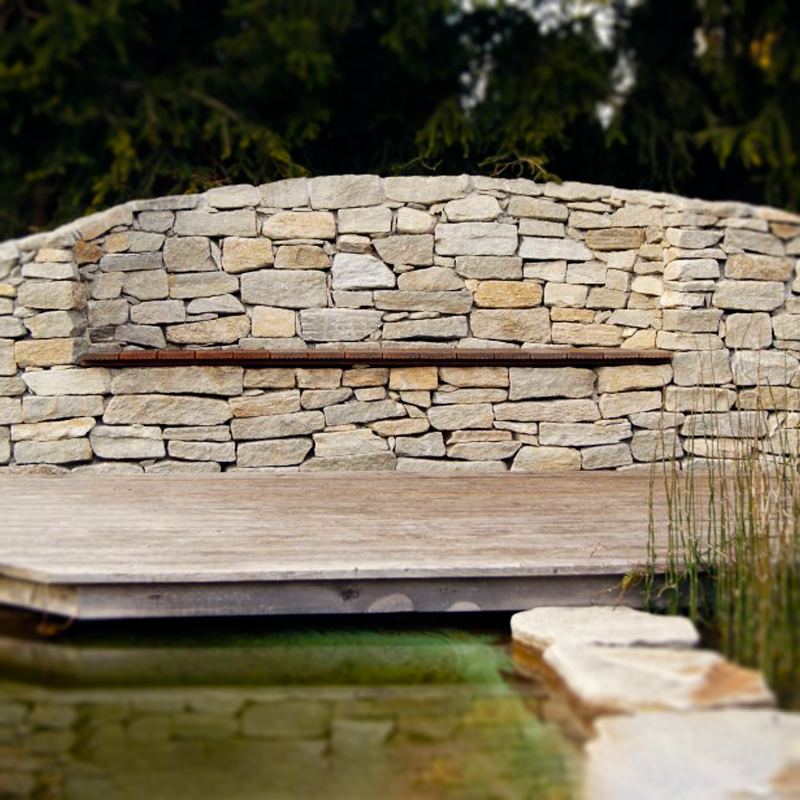Dynamische Gartengestaltung Eder Steinmauer Natursteinmauer als Abgrenzung zu einem Schwimmteich.